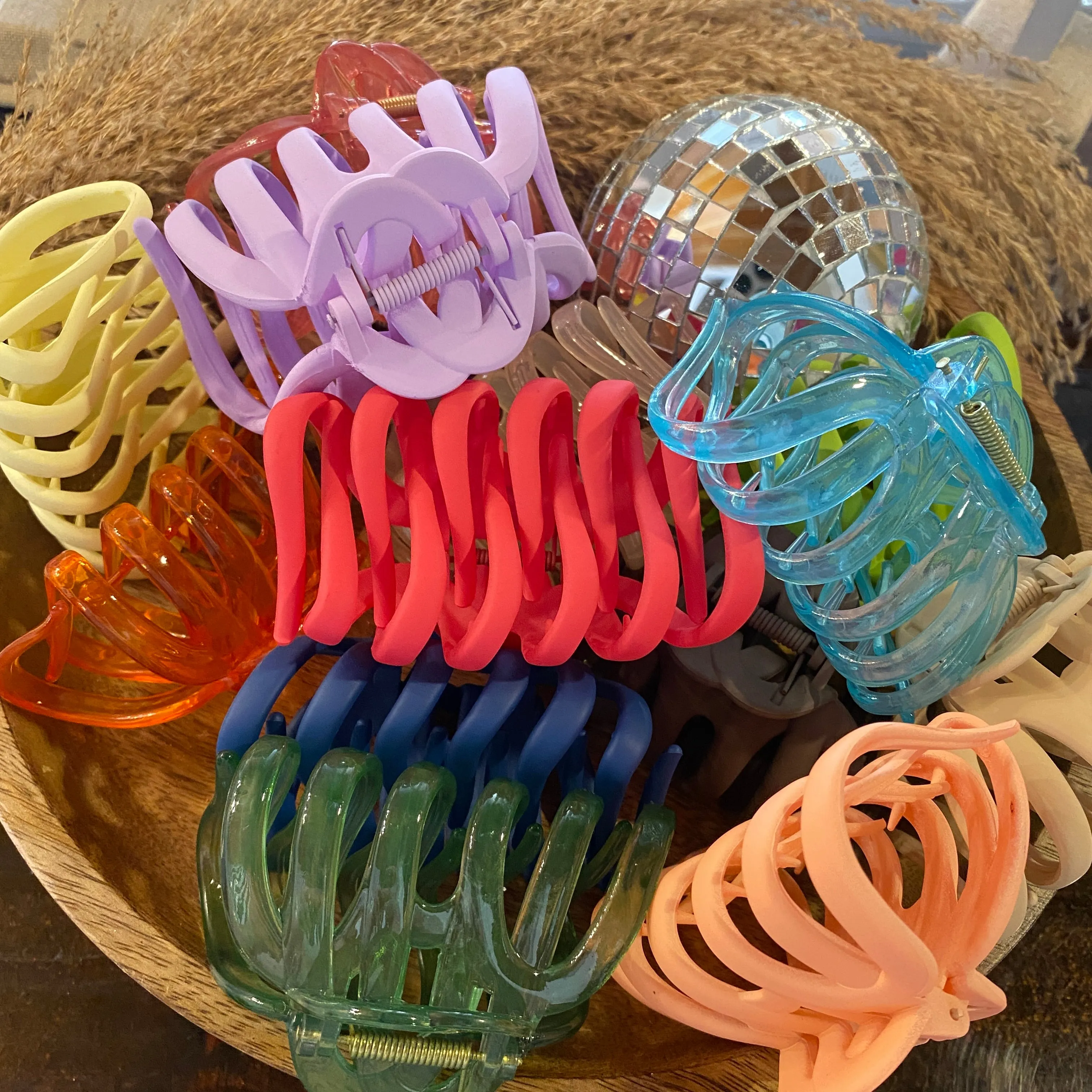 COLORFUL CLAW CLIPS